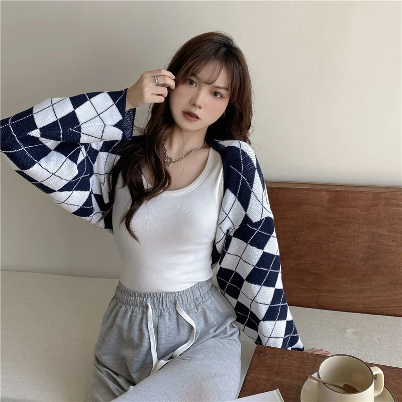 Женский свободный короткий свитер в контрастную клетку Осень-зима 2021 |