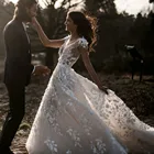 Свадебное платье с цветочной аппликацией, коротким рукавом и глубоким V-образным вырезом