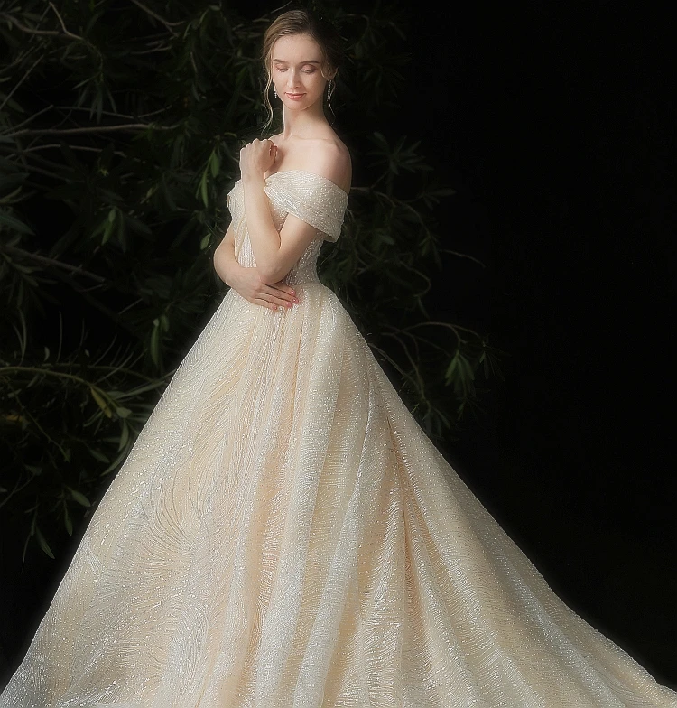 Свадебное платье с длинным шлейфом и открытыми плечами | Свадьбы торжества