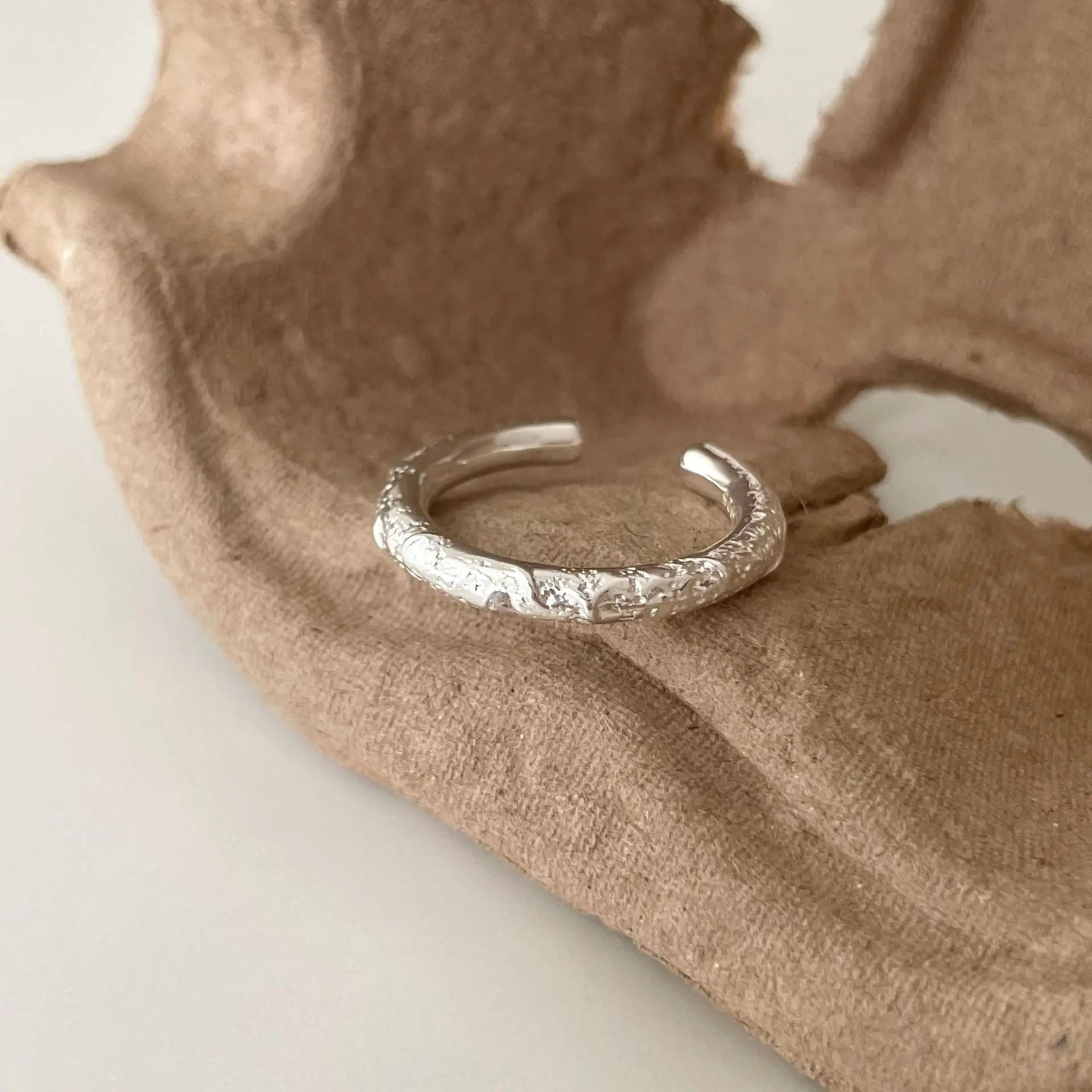 

Панк настоящий. Кольцо из расплавленного круга, 925 пробы текстура серебристый неправильной формы, ювелирные изделия C-J1675