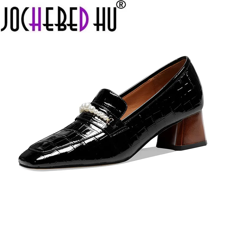 

【JOCHEBED HU】2021 Spring Women Pumps Patent Leather Chunky Heel Retro Mid-mouth Shoes Pearl Decoration Fashion Women's Shoes Lar