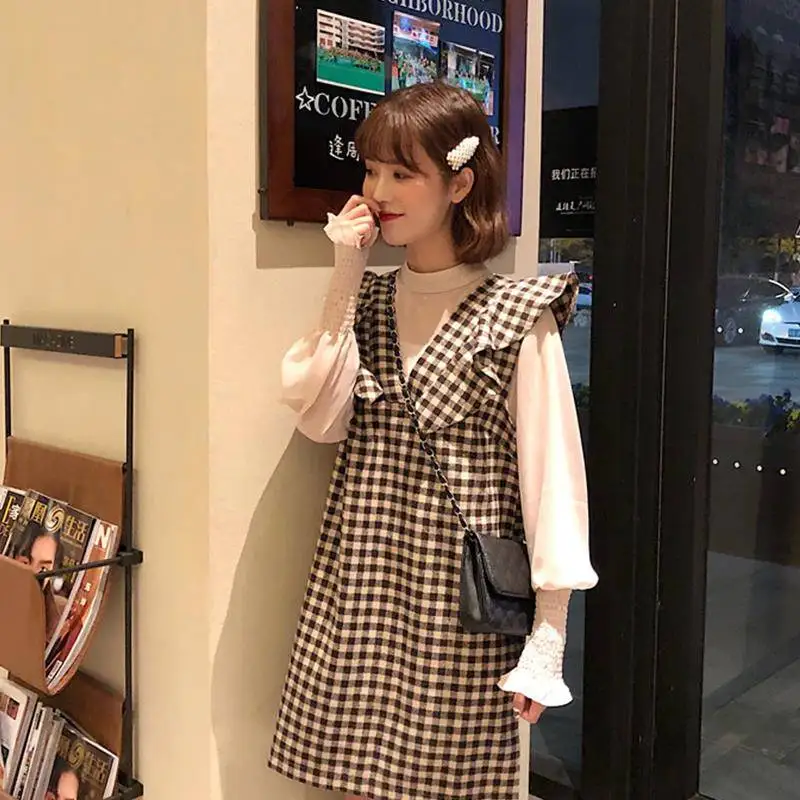 Женское платье с V-образным вырезом облегающее в клетку на бретелях принтом