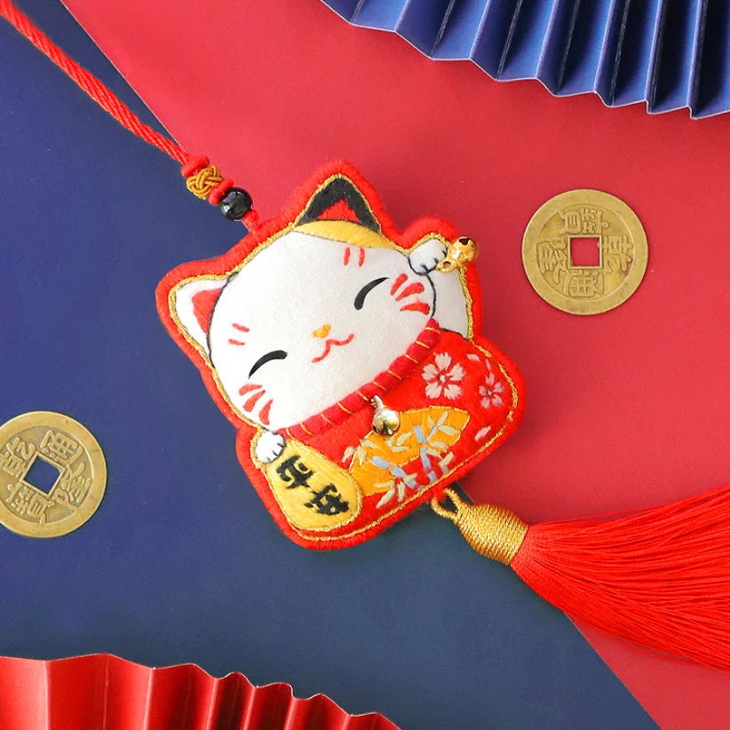 Амулет ручной работы с вышивкой счастливая кошка Манеки Неко набор для рукоделия