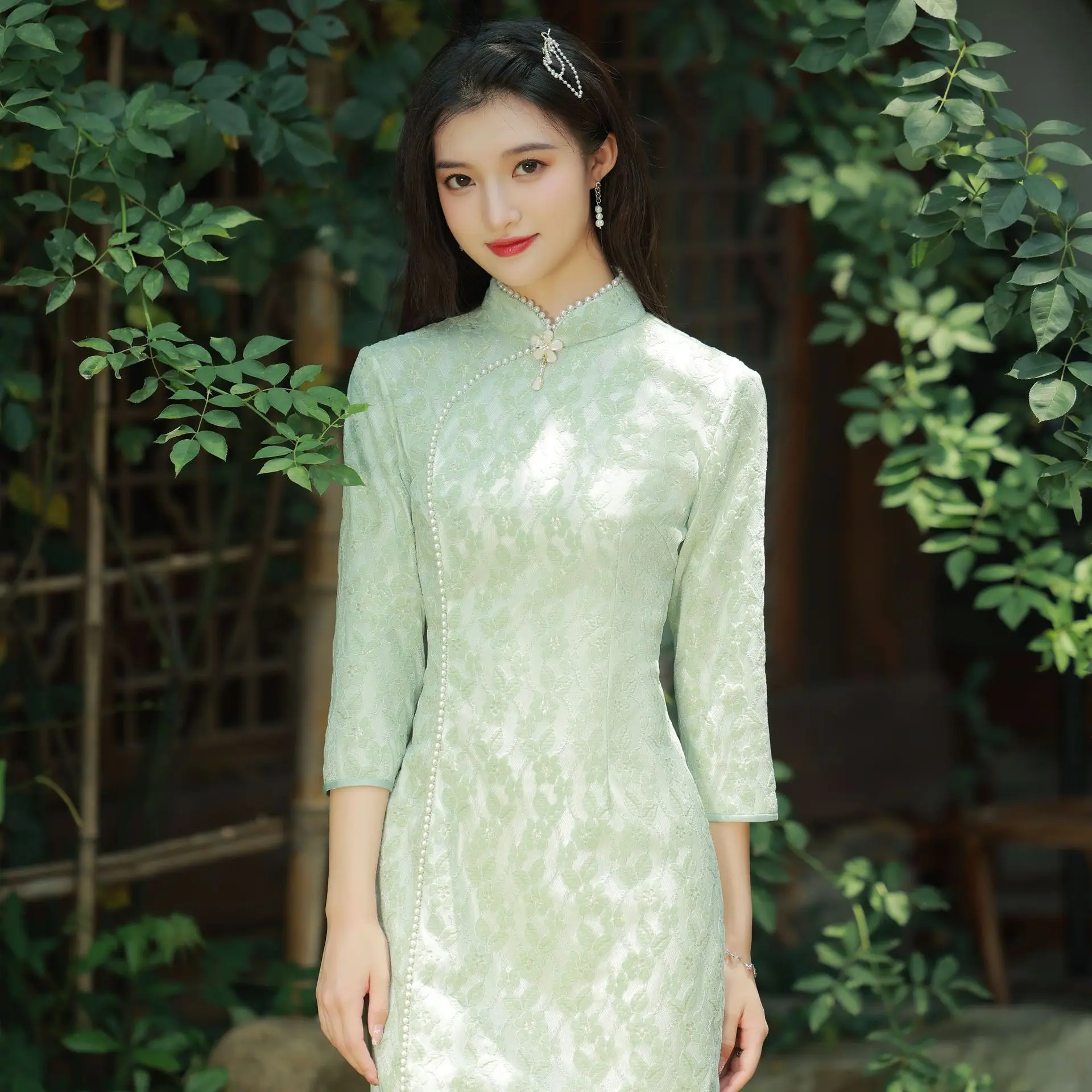 

Sexy Lady Three Quarter Sleeve Qipao Vintage Button Lace Cheongsam Mandarin Collar Chinese Dress Gown Summer Mid Length Vestidos