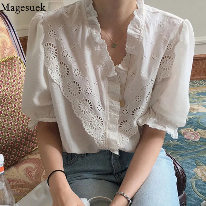 

Летняя кружевная ажурная рубашка с V-образным вырезом, Корейская белая блузка с коротким рукавом и оборками, женская одежда, шикарные милые ...