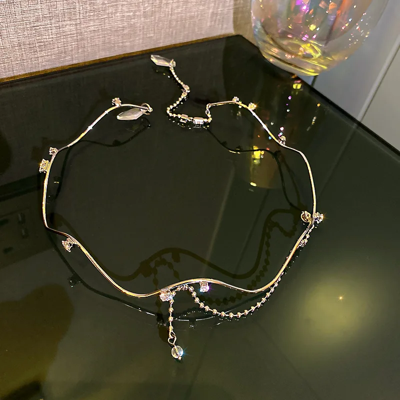 Женское колье с подвеской в виде капли кристаллами |