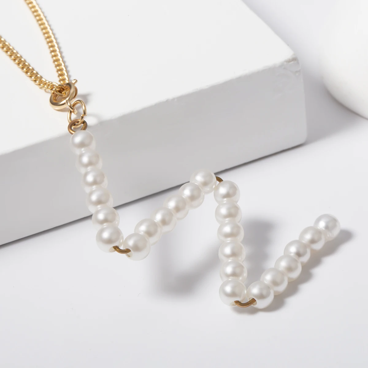 Простое Ожерелье IngeSight.Z с подвеской в виде буквы А из искусственного жемчуга