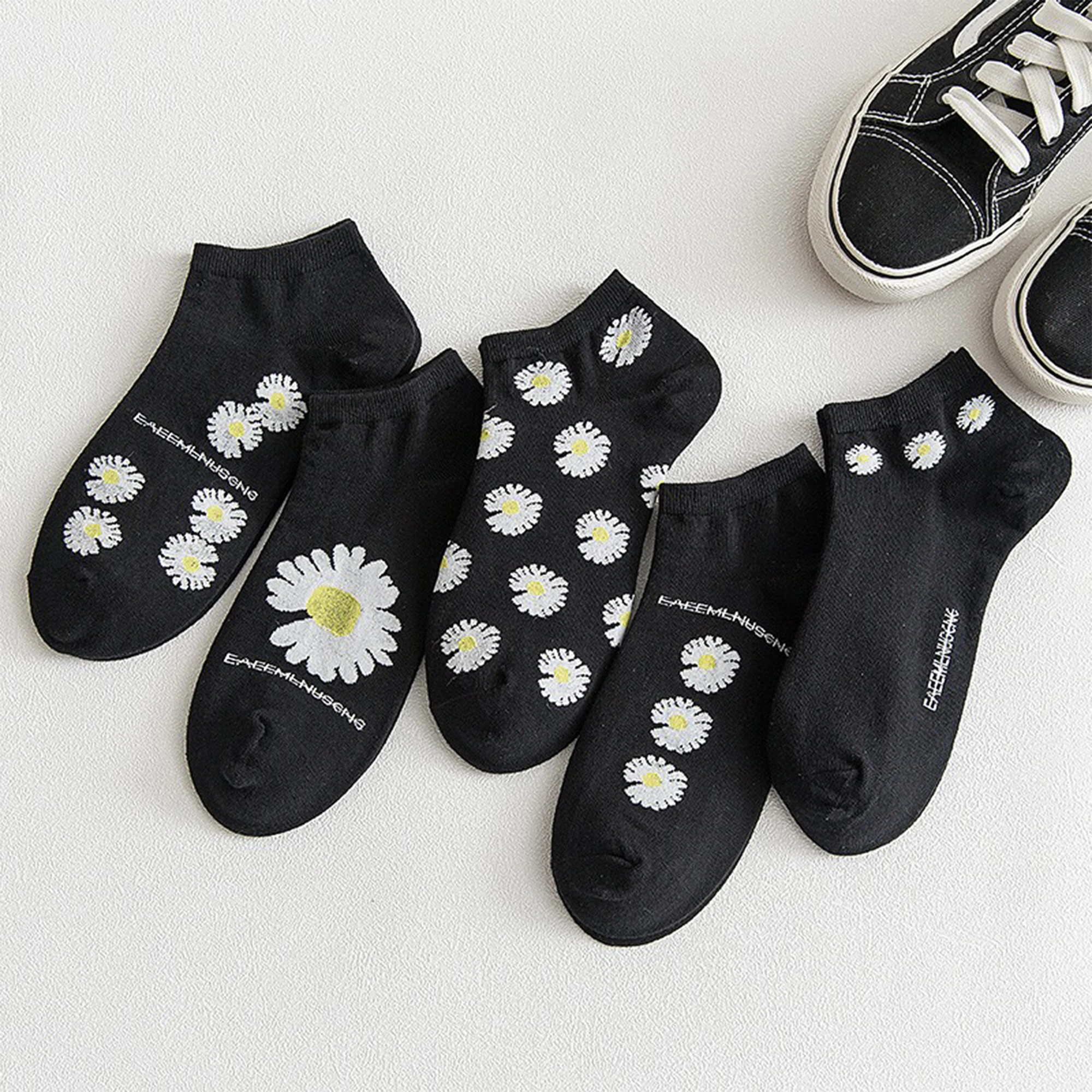Женские хлопковые короткие носки черные с вышитыми цветами и принтом маргариток