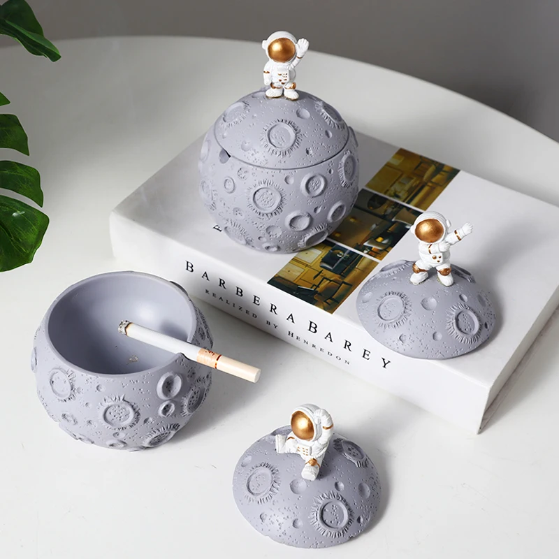 

Creative Resin Astronaut With Lid Ashtray Home Living Room Anti Fly Ash Vertical Smoking Tray Boyfriend Gifts Ornaments
