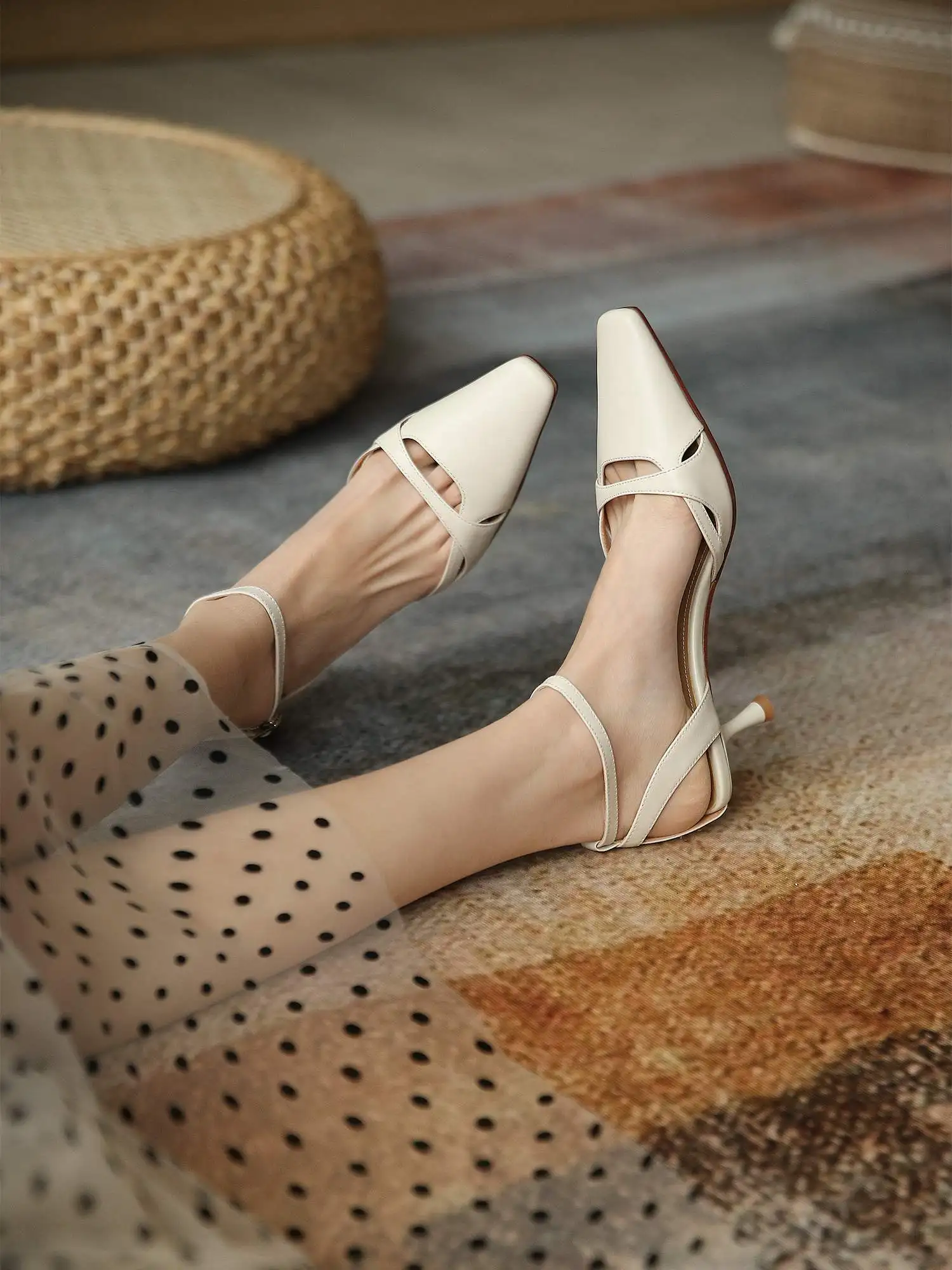 

Krazing pot cow leather pointed toe med heels gentlewomen high fashion sweet Korean girls mules buckle straps sandals women L99