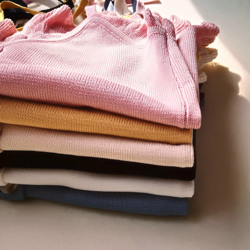 Женская Трикотажная майка на пуговицах без рукавов |