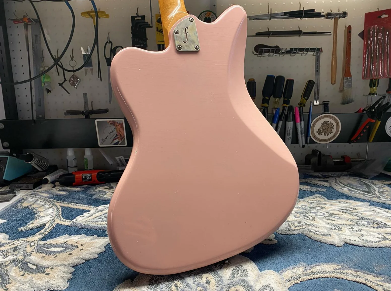 Индивидуальная электрическая гитара Jaguar, розовый корпус, индивидуальный логотип, пикап P90, бесплатная доставка