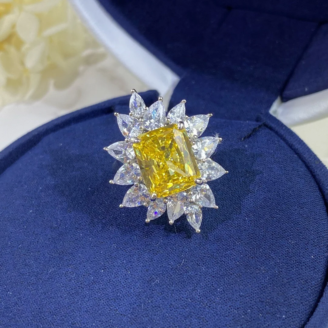 

Женское кольцо из серебра 2021 пробы с ледяным цветком