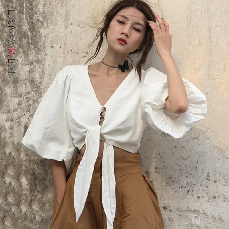 

LANMREM Women Short White Bandage Shirts 2021 Autumn New V-neck Lantern Sleeves Female Fashion Top All Match Clothing 2W449