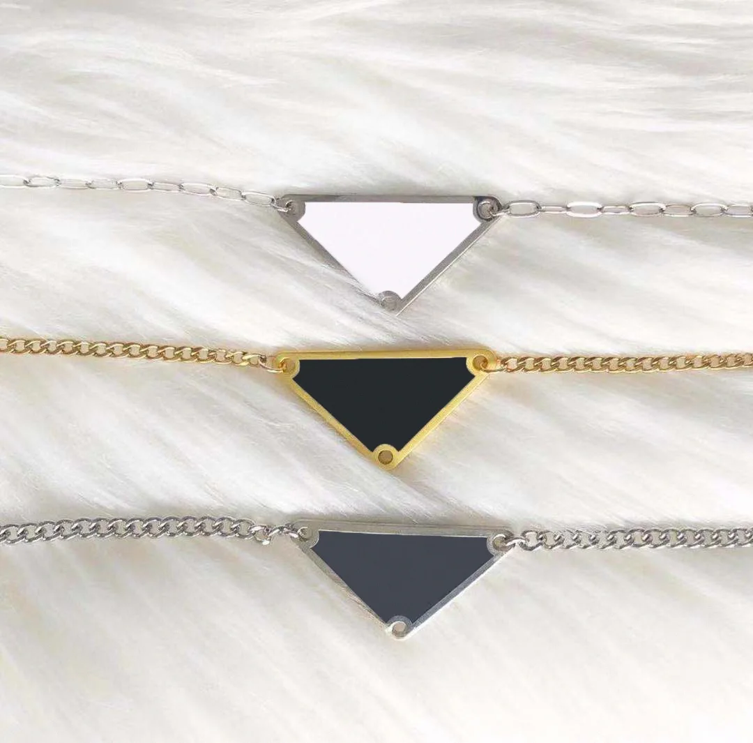 

Женская подвеска в виде треугольника