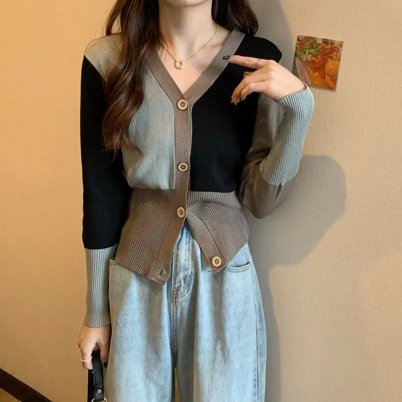 

Женский трикотажный кардиган в иностранном стиле, короткий свитер контрастных цветов с V-образным вырезом и вышивкой на талии, Новинка осен...