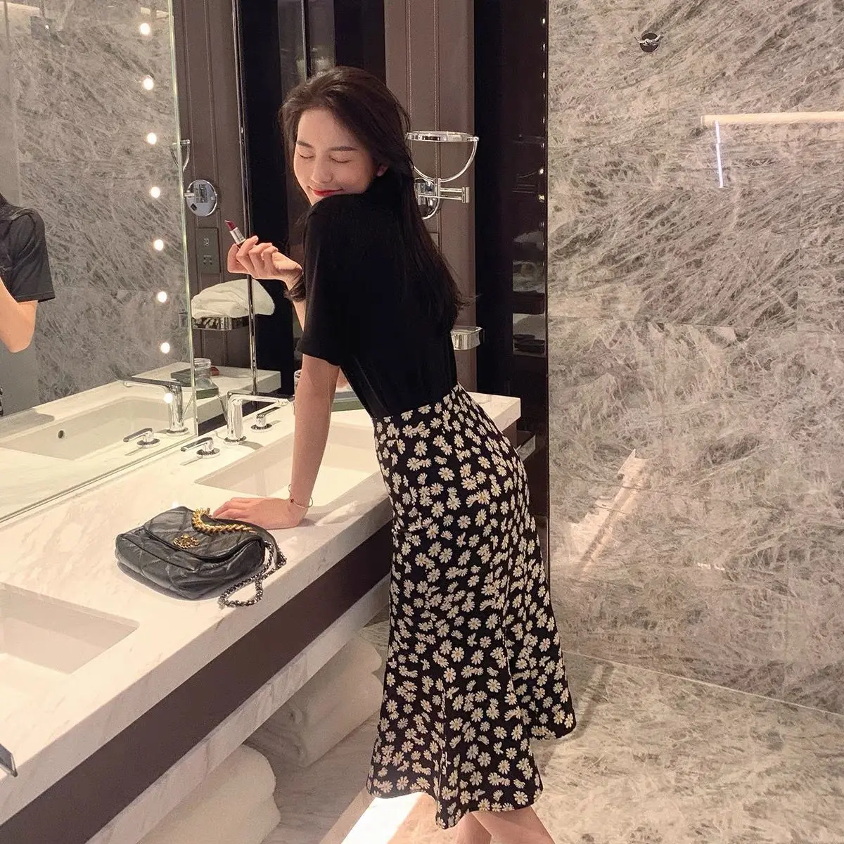 

2021 new women's wear versatile Little Daisy floral skirt mid length high waist fishtail hip skirt