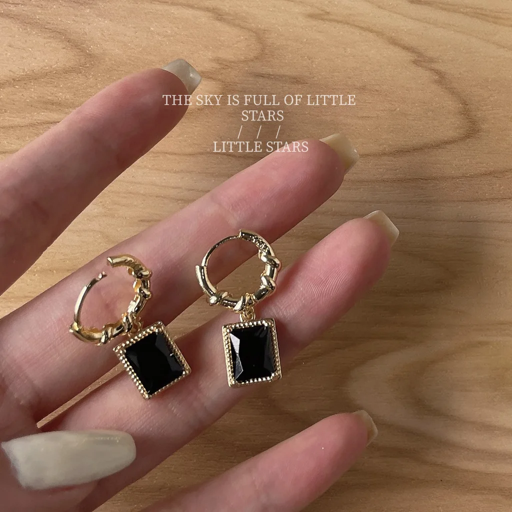 

2021 New French Retro Black Square Zircon Pendant Earrings for Woman Neo Gothic Girls Fashion Jewelry Party Luxury Accessories