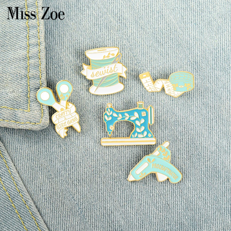 

Handcraft Enamel Pins Scissors Sewing Machine Tape Measure Glue Gun Brooch Lapel Badge Bag Cartoon Jewelry Gift for Kid Friend