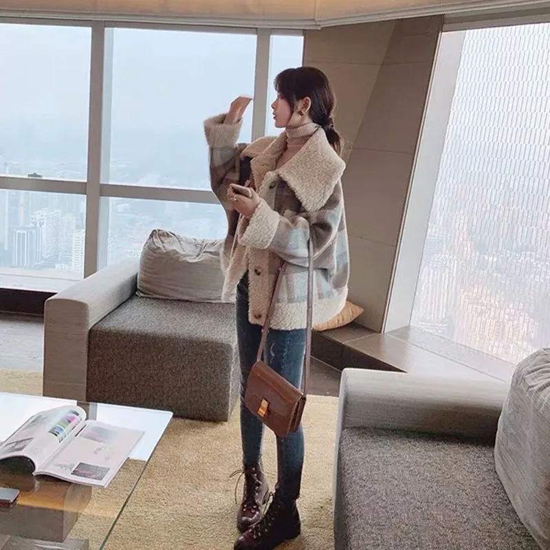 Женское клетчатое пальто из овечьей шерсти с воротником меха ягненка плотное