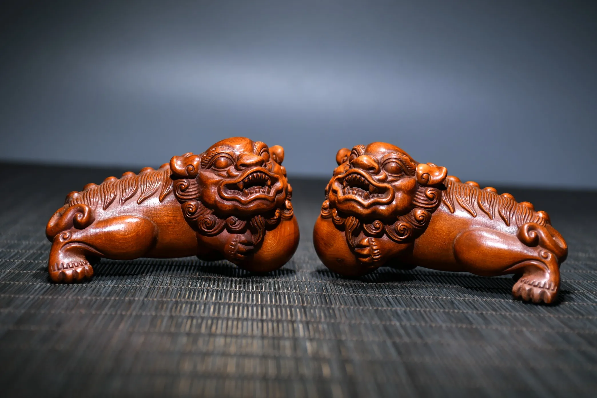 

4"Tibet Temple Collection Small Leaf Boxwood lion statue a pair roll hydrangea Gather fortune office ornament Town house