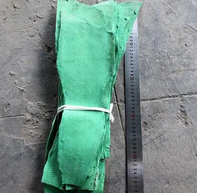 Emerald green 1 шт цветные натуральные лососевые рыбьи кожаные кусочки разных цветов DIY сумка Пояс Обувь Аксессуары 45*10 см - Цвет: Emerald green