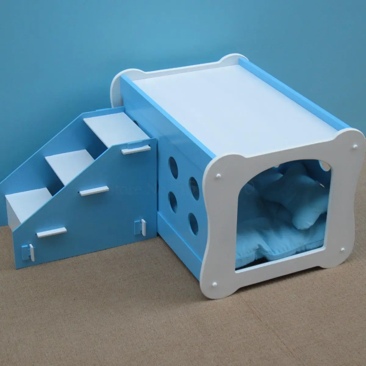 Двухэтажный дом для домашних животных с лестницей вилла деревянной краской