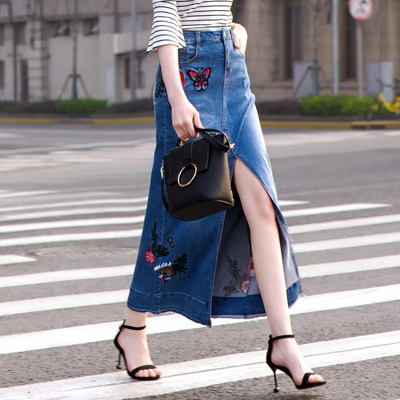 Женское джинсовое платье макси длинное ТРАПЕЦИЕВИДНОЕ ПЛАТЬЕ с цветочной