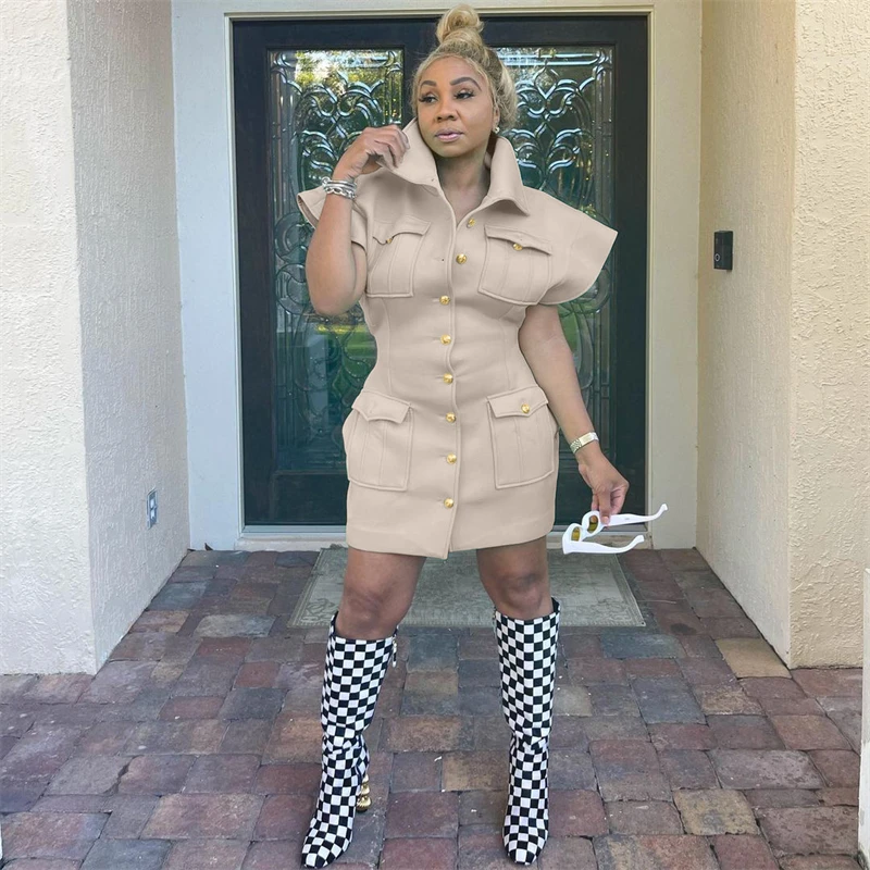 

Женское платье-рубашка с коротким рукавом и большими карманами