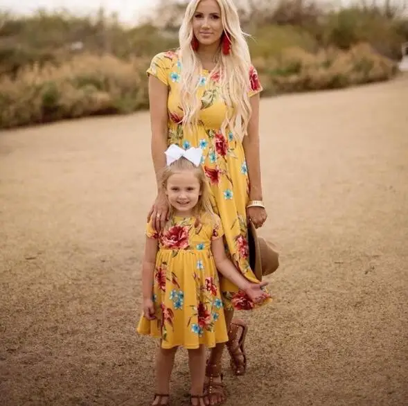 Летнее платье для мамы и дочки семейный образ подходящие наряды 2021 платья с