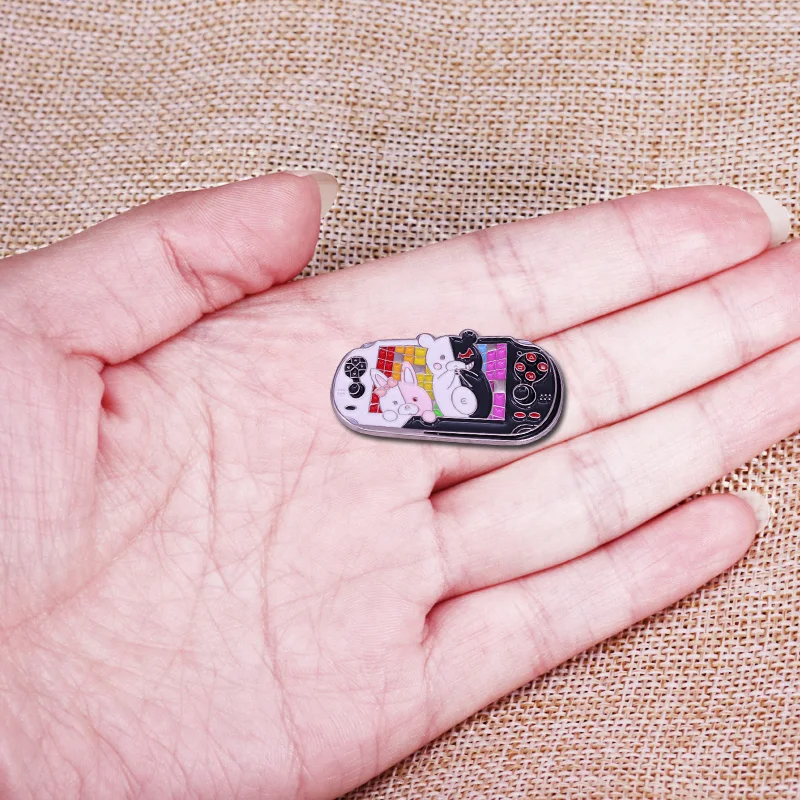 Наденьте значок gameboy меня зовут Монокума я уверен что вы и ваши дети полюбите