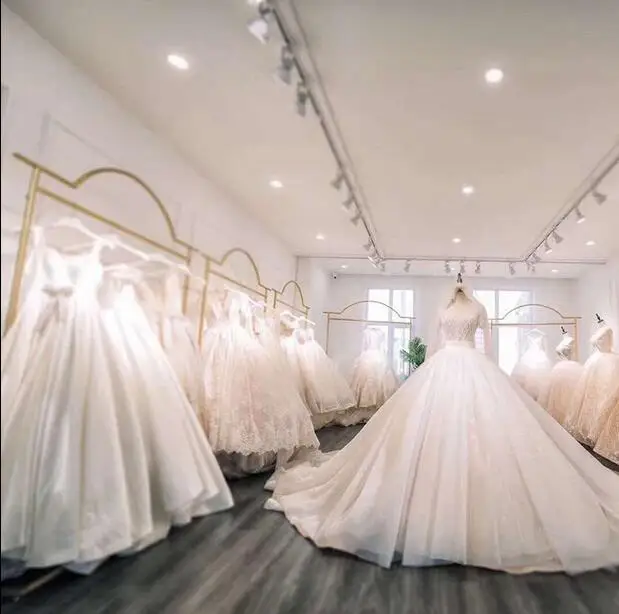 

Wedding dress racks, high-end display racks, shop dresses, large tail-end skirts, floor racks, photo studio hanging wedding rack