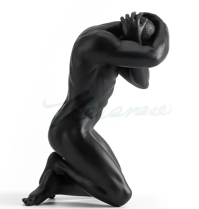 Креативный дисплей обнаженных мужчин руки на коленях подарок день рождения