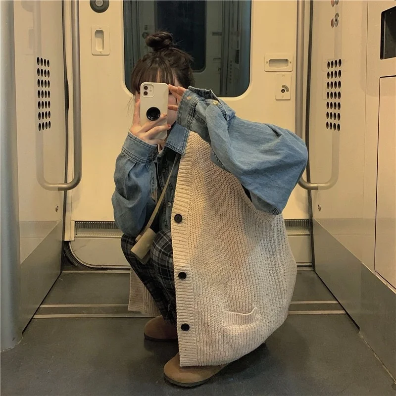 Женский трикотажный жилет с V-образным вырезом на осень/зиму |