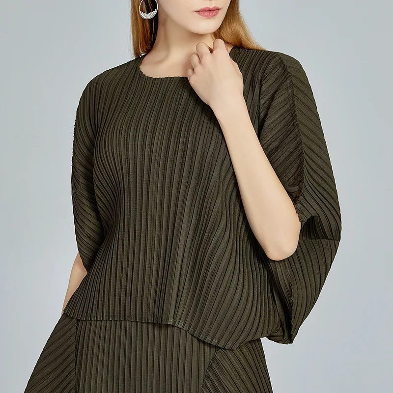 

Oversized T-Shirt Women Summer 2020 New Short Fan-shaped Tops Round NecK Batwing Sleeves Loose Miyake Pleated Plus Size T Shirt