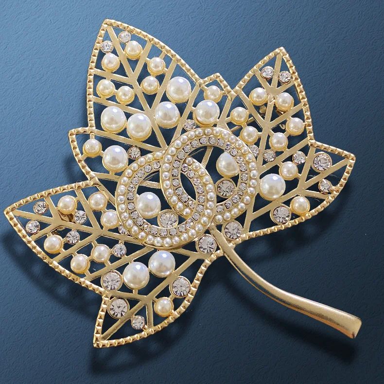 

Pure Brand Fashion Jewelry Gold Vintage Flower Leaves C Stamp Brooch Party Sweater Pins Brooche Pearl Brooches For Women Gift