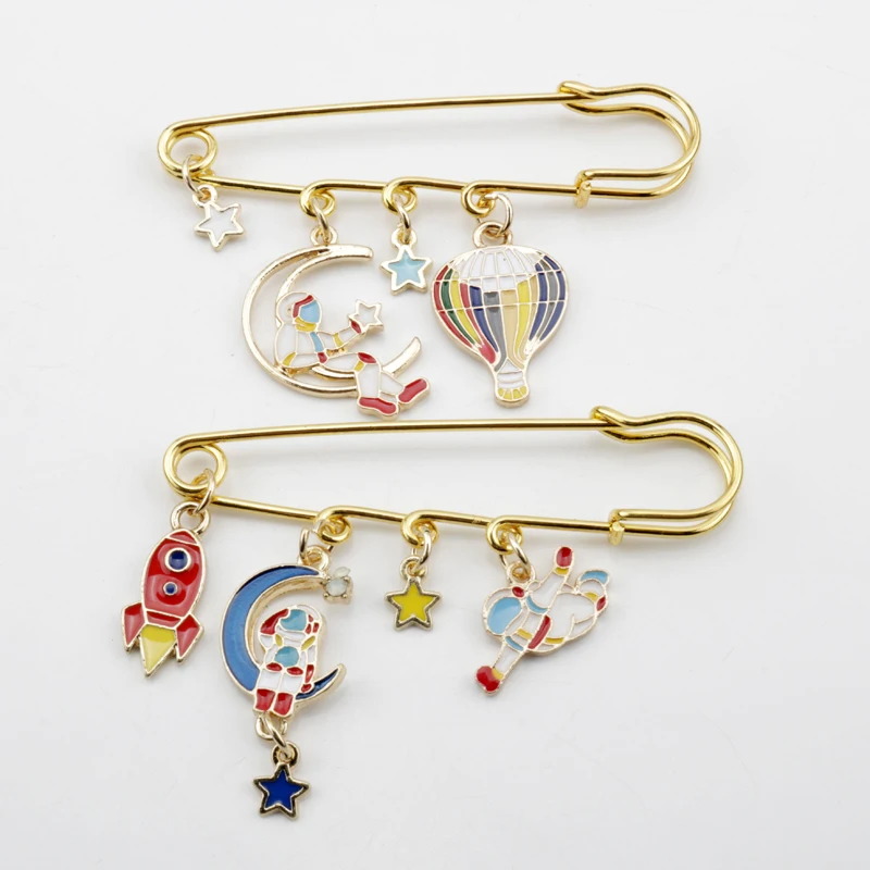

5 styles Cartoon Space Astronaut Pendants Brooch Pin Men Women Decoration Buckle Pin Safety Pins Clothes Bags Enamel Pin