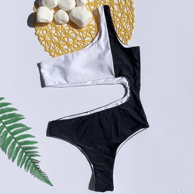 Соблазнительный слитный купальник в стиле пэчворк белого и черного цвета бикини