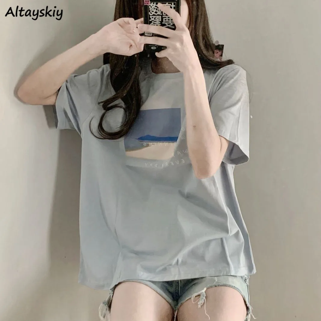 

Женская футболка с коротким рукавом, круглым вырезом и принтом