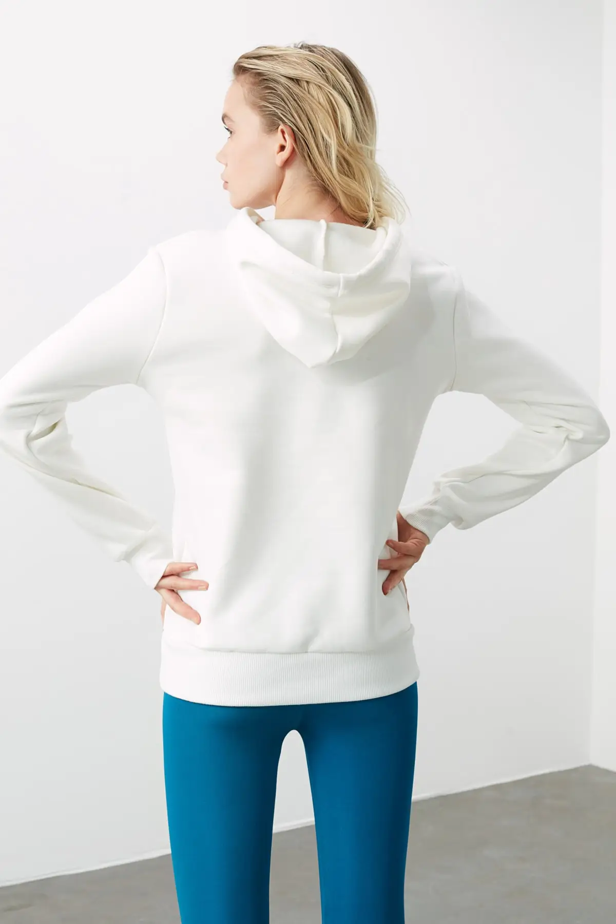 

Trendyol Hooded Printed Basic Knitted Sweatshirt TWOAW21SW0013