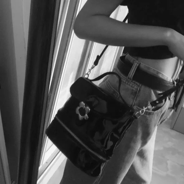 

Flower Women Small Shoulder Bag Retro Patent Leather Women Crossbody Bags Fashion Girls Small Buckle Bucket Bags Bolsa Feminina