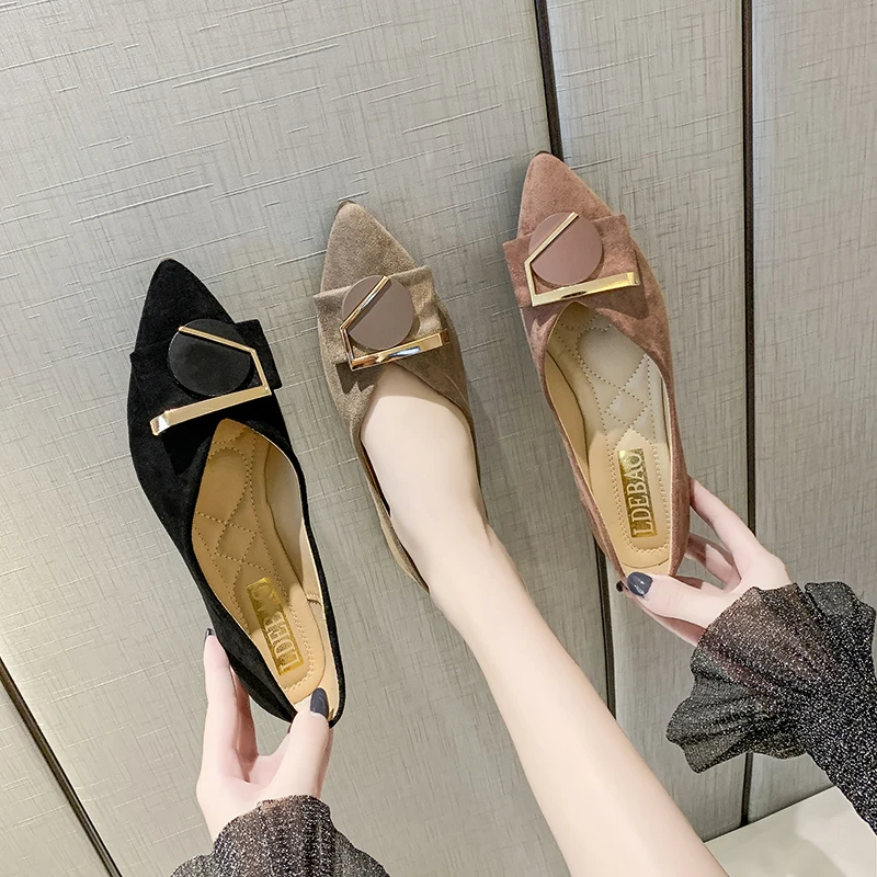 Женские туфли на плоской подошве дышащие с металлическим украшением и острым