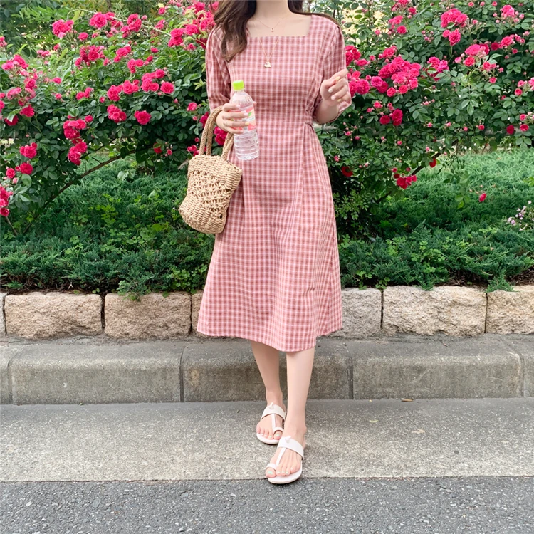 Женское длинное платье в клетку повседневное розовое с квадратным вырезом и