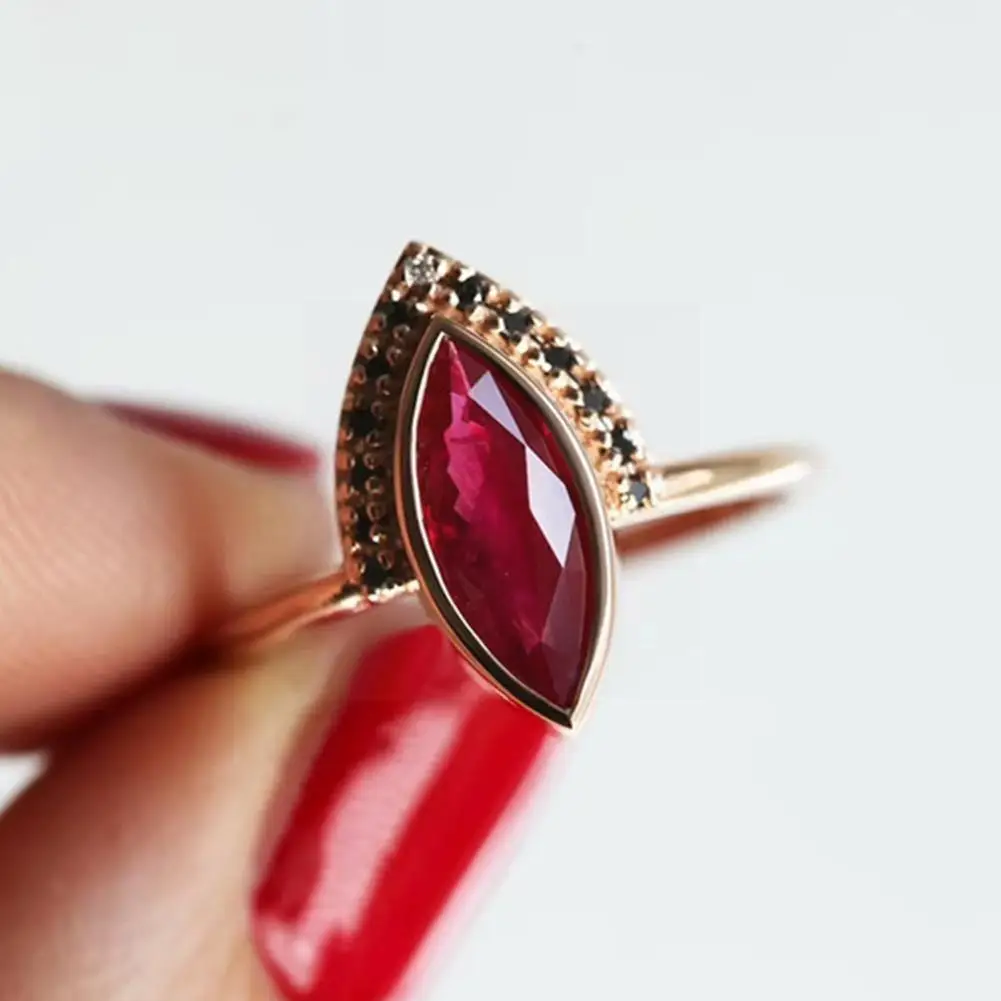 

2021 New Fashion Red Gemstone Rose Gold Couple Ring Rings Gifts Geometric Women Wedding Eye Girl Luxury Ring Tiger Ring Jew O5q2