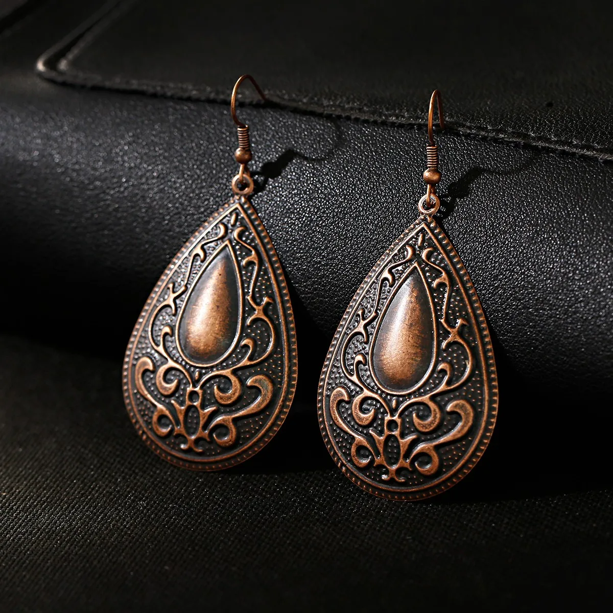 

Bohemian Oxide Alloy Drop-Shaped Simple Earrings Ethnic Engraving Retro Ladies Earrings Exquisite Gift