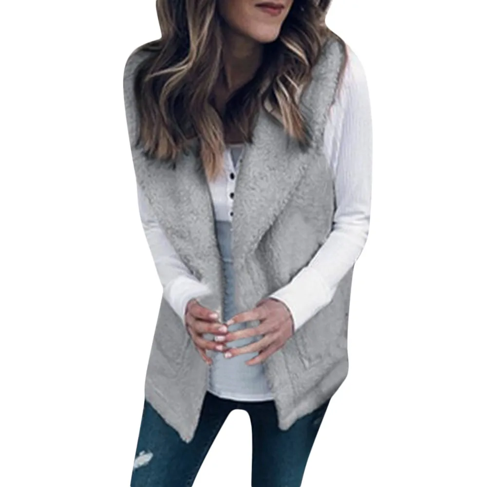 Женский плотный жилет из искусственного меха приталенный теплый без рукавов