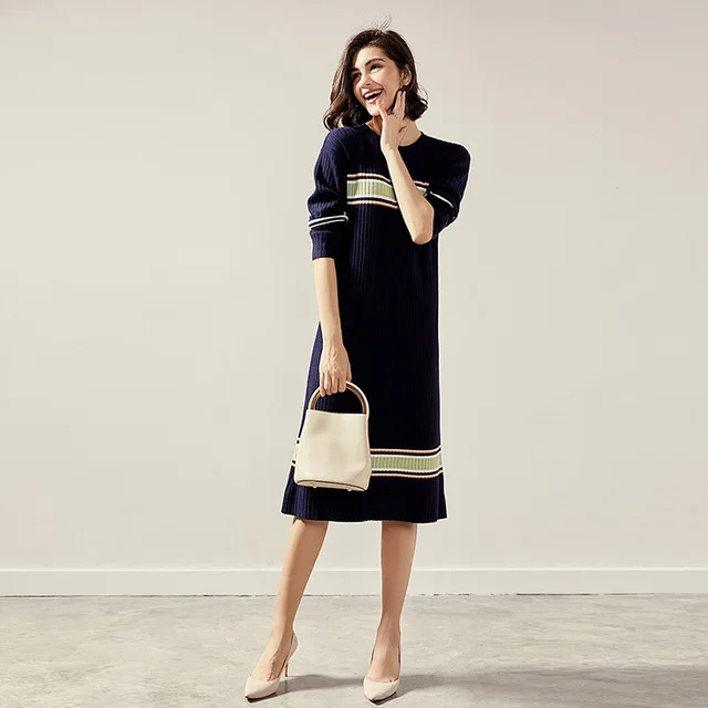 Женское трикотажное платье-свитер длинное приталенное платье в полоску