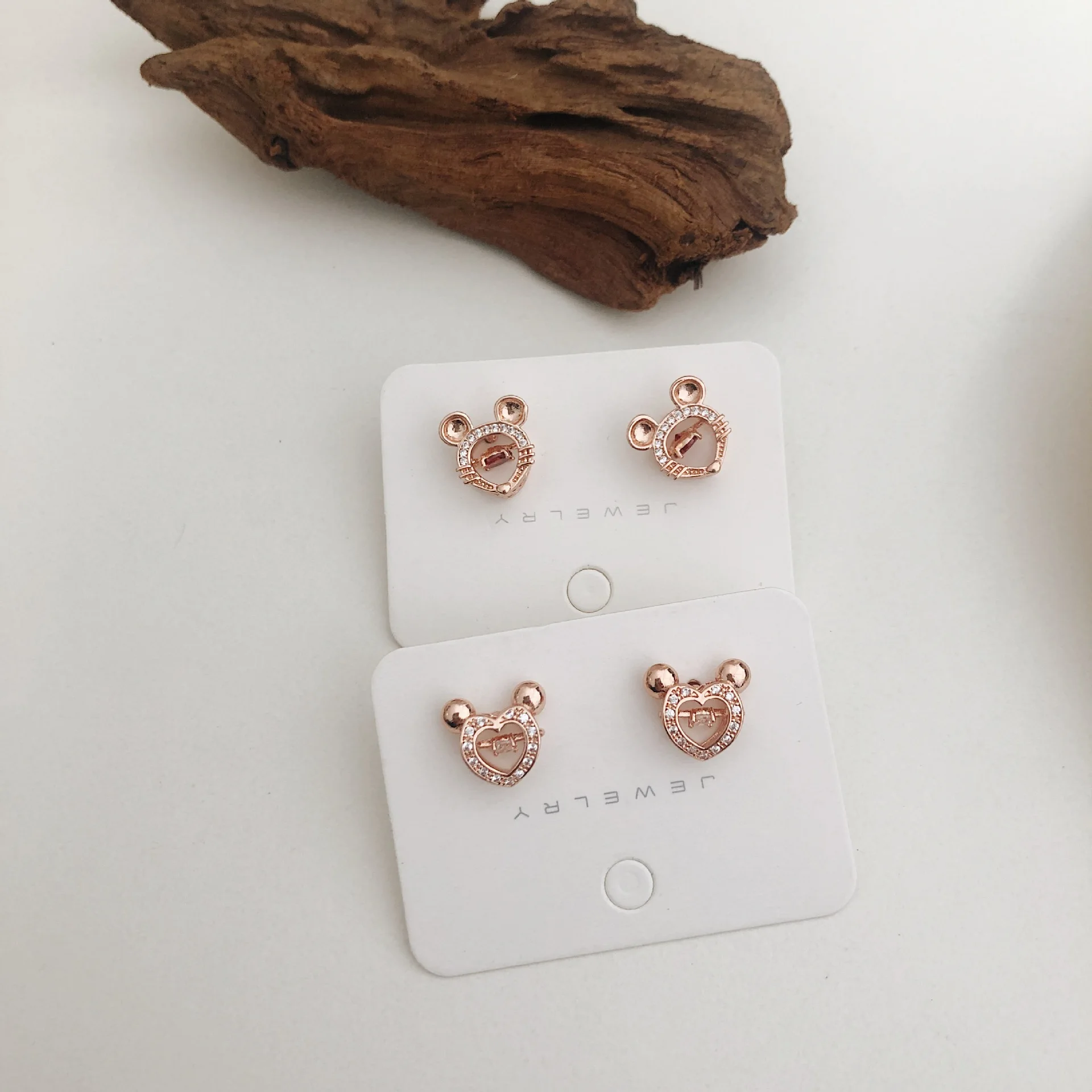 Крошечный гвоздик серьги Микки Маус Для женщин Красные туфли с украшением в виде