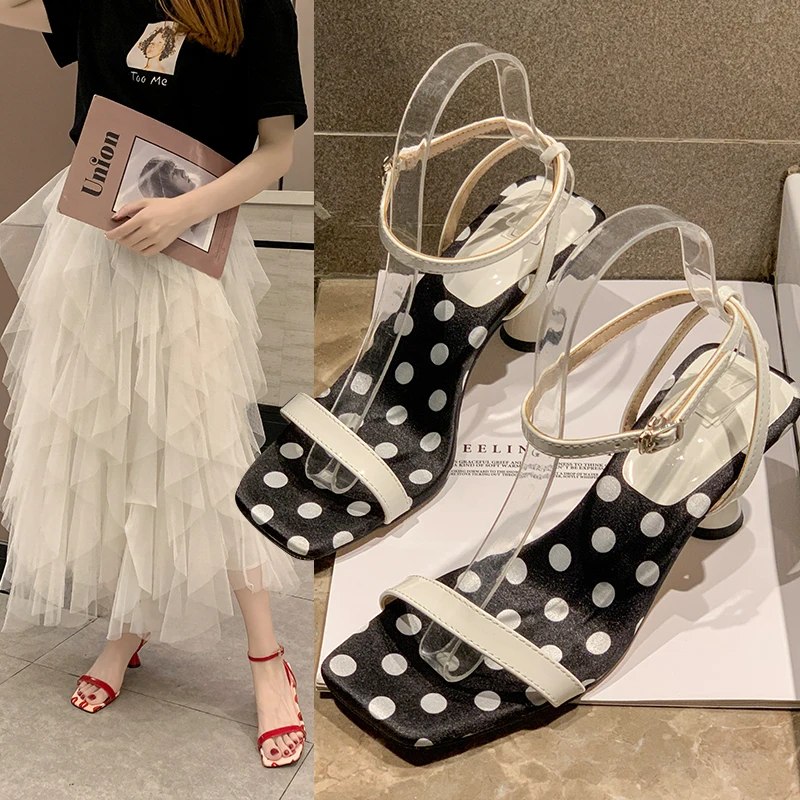 Женские босоножки на высоком каблуке с квадратным носком в сеточку оборками