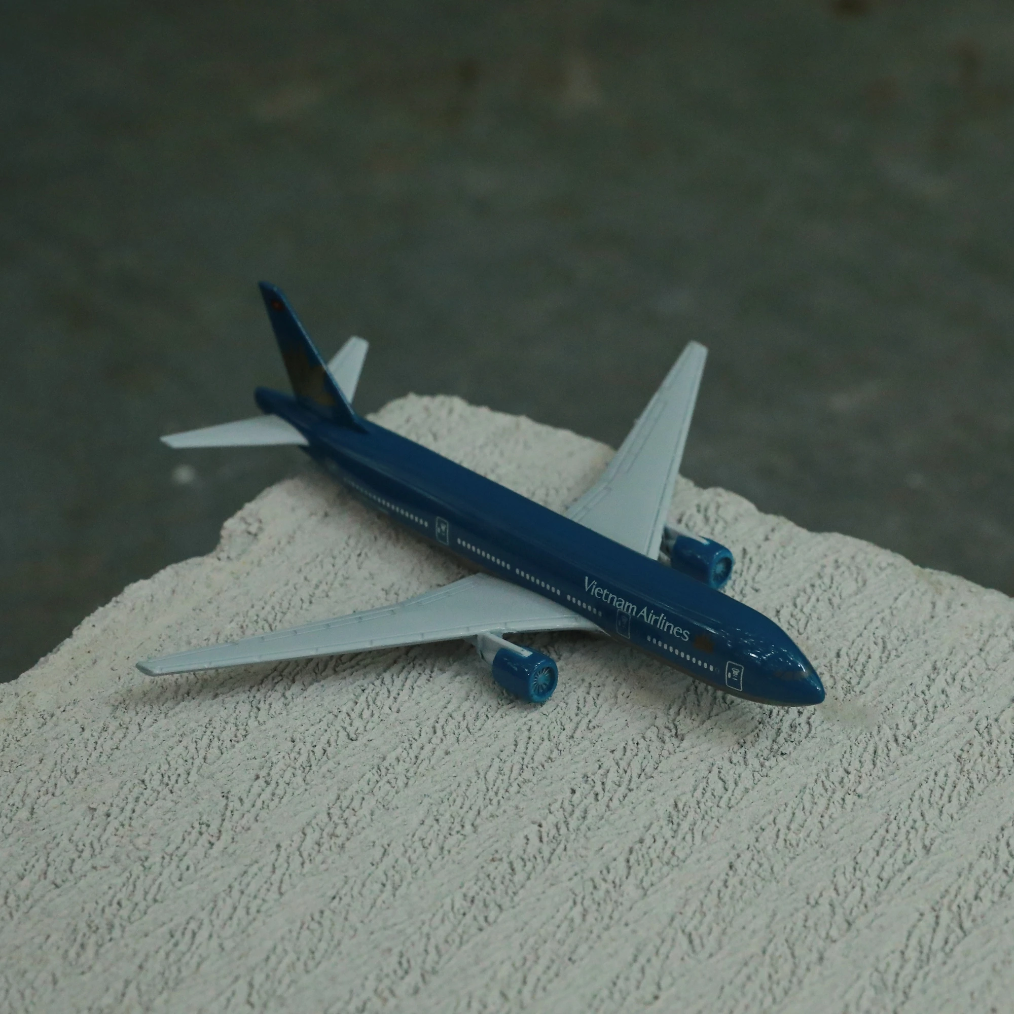 

Vietnam Airlines Boeing 777 Airplane Diecast Aircraft Model 6" Metal Plane Aeroplane Office Decor Mini Moto Toys for Children